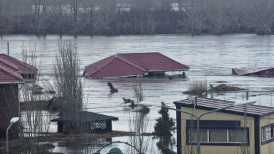 «Так и бродим по улице». Вода не уходит из Кульсары, Тобол создаёт проблемы Костанаю