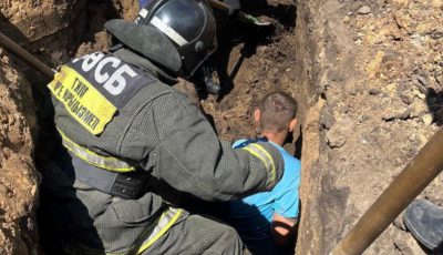 Мужчина оказался под грунтом в траншее