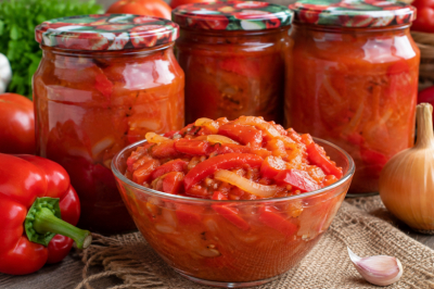 По совету приготовила салат &laquo;Шарлотта&raquo; и не разочаровалась: вкусная закатка на зиму из помидоров, перца и лука