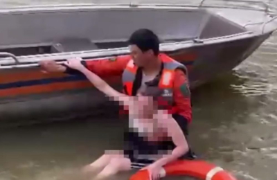 Спасатели в Атырау вытащили женщину из воды