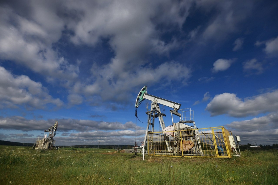 Нефть Brent упала ниже 80 долларов: что это значит для бюджета, рубля и бензина