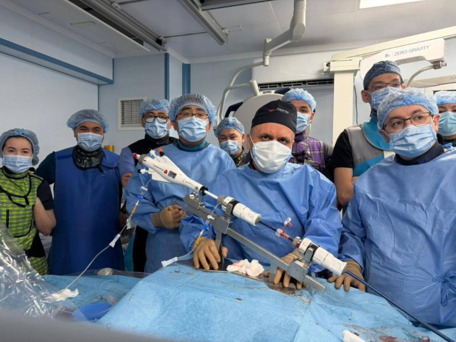 Казахстанские и международные врачи провели уникальную операцию на сердце