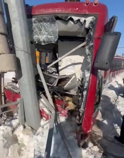 В Казани трамвай протаранил другой трамвай и врезался в столб &ndash; видео