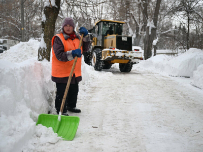 В Казани на уборку дворов вышло вдвое больше техники, чем обычно