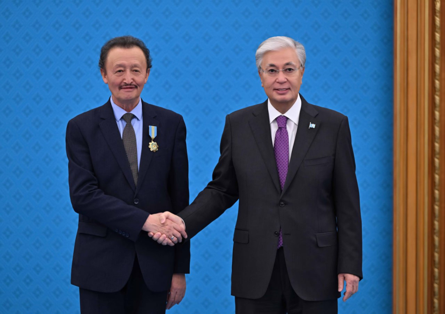 Токаев вручил педагогам госнаграды