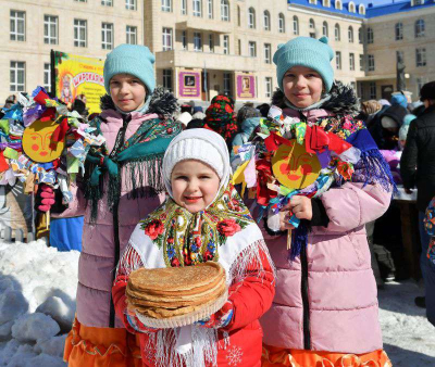 В столице на территории Успенского кафедрального собора горожане отпраздновали Масленицу