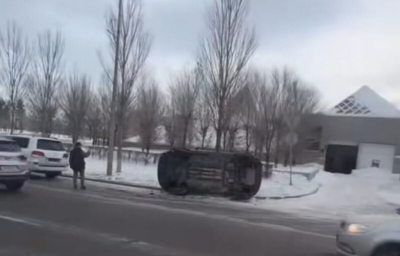 Автомобиль перевернулся на бок в Астане (ВИДЕО)