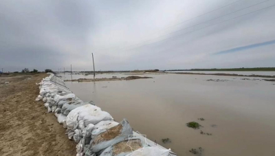 Четвертые сутки защитные дамбы сдерживают «большую воду» в Атырауской области