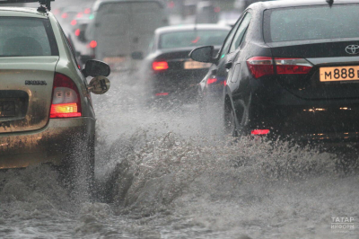 Водителей предупредили о штрафах и аресте за обливание пешеходов водой из луж