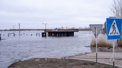 Поток воды пропускают через дорогу в ЗКО в рамках подготовки к паводкам