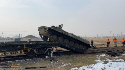 Тыловики и железнодорожники провели испытание погрузки и выгрузки военной техники