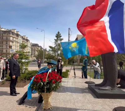 В Астане прошла церемония посмертного награждения казахских партизан французским посольством.