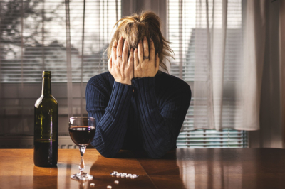 Нарколог назвал заболевания, повышающие риски развития зависимости