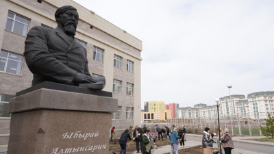 Памятники Абаю и Ыбыраю Алтынсарину облагородили астанчане в рамках масштабной экоакции