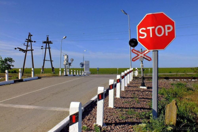 Водитель джипа спровоцировал ДТП на железнодорожном переезде и скрылся с места аварии
