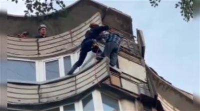 Висел на балконе: полицейские спасли жителя Павлодара
