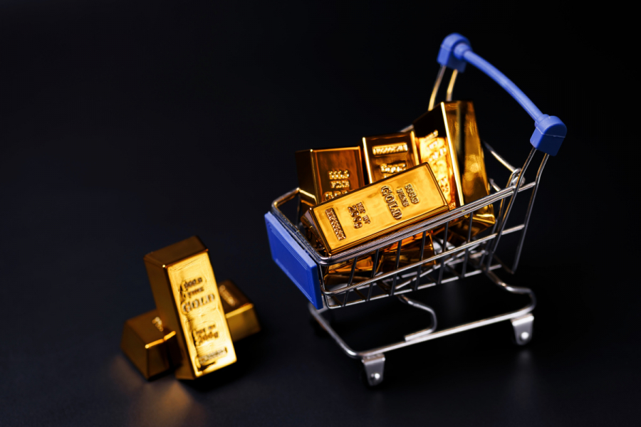 Стоимость золота впервые за&nbsp;месяц превысила $4,9 тысяч