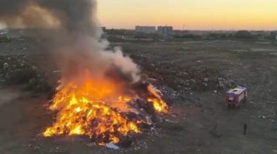 В Уральске тушат крупный пожар на мусорном полигоне