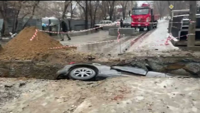 Автомобиль с родителями и ребенком провалился в траншею в Костанае