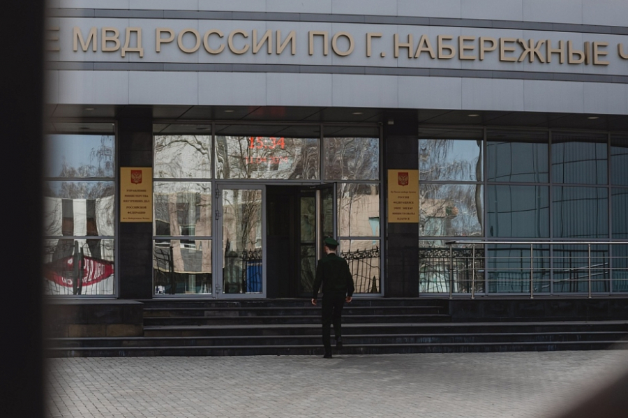 Полиция разыскивает мошенников, которые устроили автоподставы с коляской в Челнах