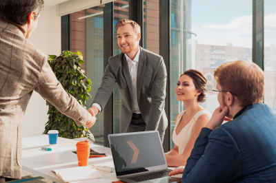 Юрист Южалин: За яркий парфюм в офисе могут лишить премии