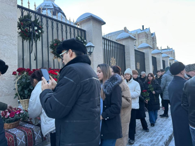 Астанчане несут цветы к посольству Азербайджана в Казахстане