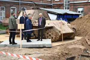 Рустам Минниханов оценил состояние найденного под землей немецкого танка