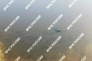 В Татарстане двое парней погибли, сорвавшись на машине в реку