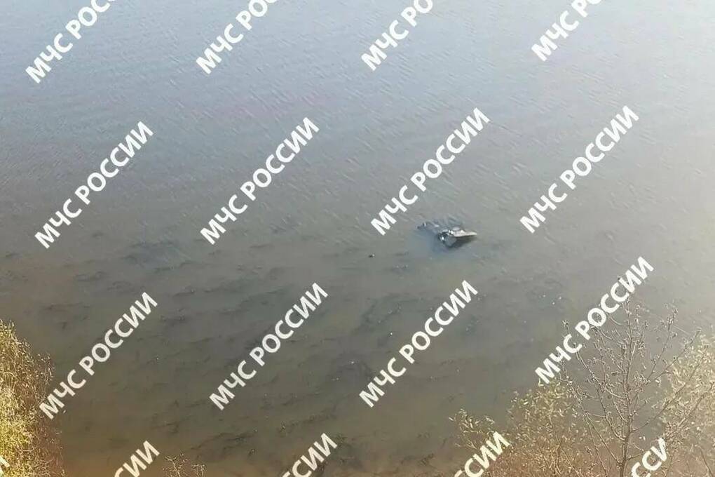 В Татарстане двое парней погибли, сорвавшись на машине в реку