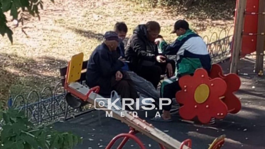 “Брился и снимал одежду”: мужчину наказали за поведение на детской площадке в Алматы (видео)