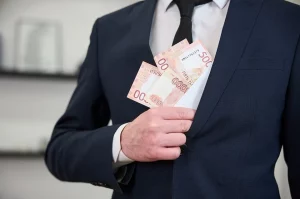 С 1 января 2027 года в Татарстане оклады госслужащих повысят на 10%