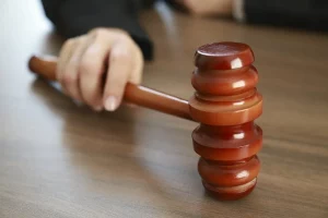 Жителя Челнов, задолжавшего своей дочери более 1 млн рублей, отдали под суд