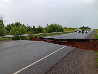 В Сармановском районе Татарстана на глазах у водителей провалилась дорога – видео
