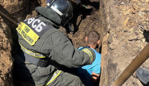 Мужчина оказался под грунтом в траншее
