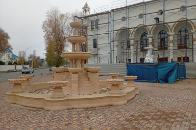 Скульптуру «Три грации» вернули на площадь у ДК имени Курмангазы