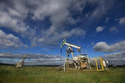 Нефть Brent упала ниже 80 долларов: что это значит для бюджета, рубля и бензина