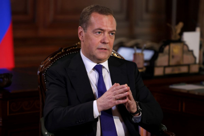 Медведев: поддержка Запада уничтожает украинскую нацию