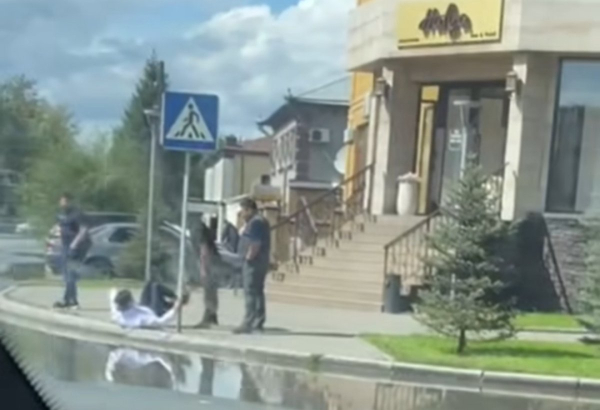 Жестокое избиение и нападение с ножом в Семее попало на видео