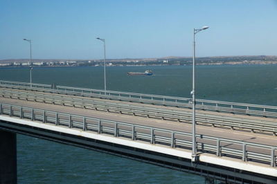Водители временно не могут пользоваться Крымским мостом