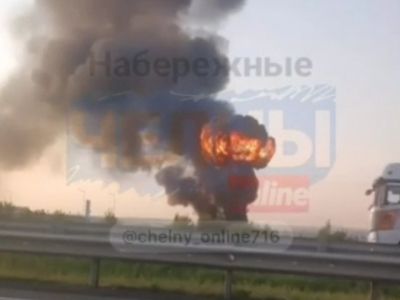 Возле трассы М-7 в Татарстане загорелись 30 бочек с бензином – видео
