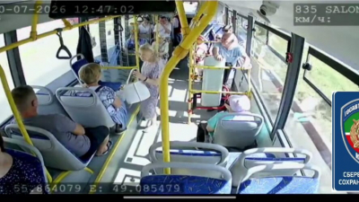 Неудачный поворот: водитель легковушки подрезал автобус в Казани, есть пострадавший — видео 20/07/2026 – Новости