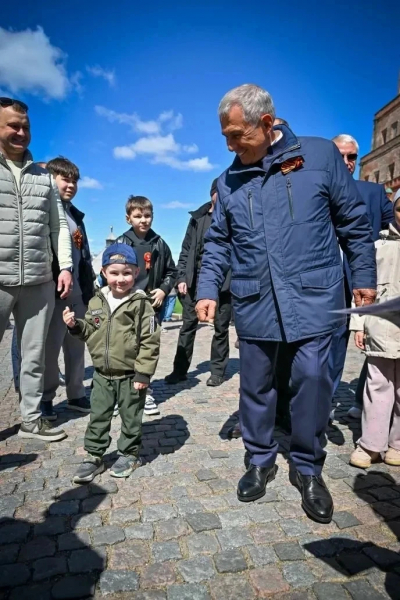 Минниханов на параде Победы пригласил мальчика по имени Акбарс на игру «Ак Барса» и «Локомотива»