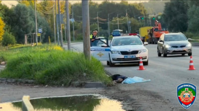 Водитель мопеда врезался в опору линии электропередач и погиб в Казани