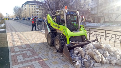 Коммунальные службы столицы усилили работу: сотни рейсов по вывозу снега