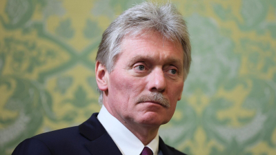 Песков заявил, что Россия помогает стабилизировать цены на нефть