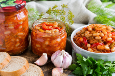 Фасоль в этой закатке — настоящая королева: сытная, полезная и по-летнему ароматная заготовка на зиму