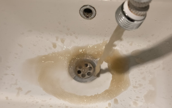 Из крана идёт грязная вода
