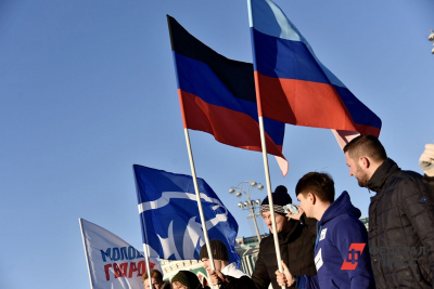 Молодогвардейцы по всей России поздравили медиков с профессиональным праздником